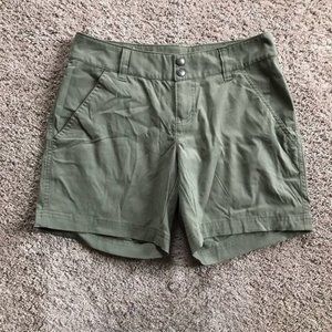 Columbia women’s size 4 green athletic shorts